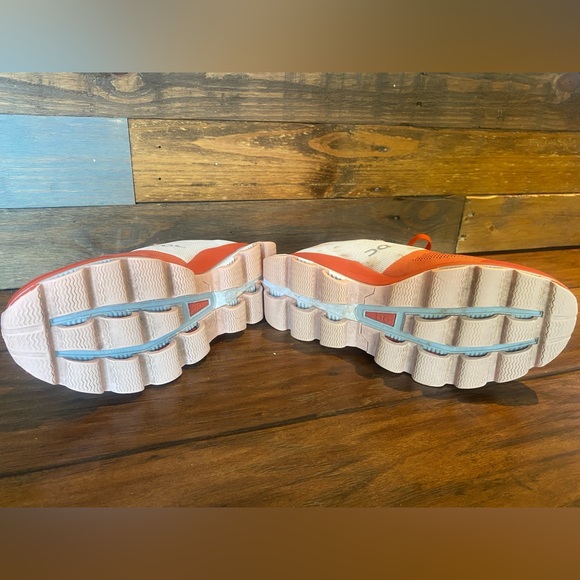 On Cloudsurfer 6 running shoes size 10.5 - Picture 3 of 5